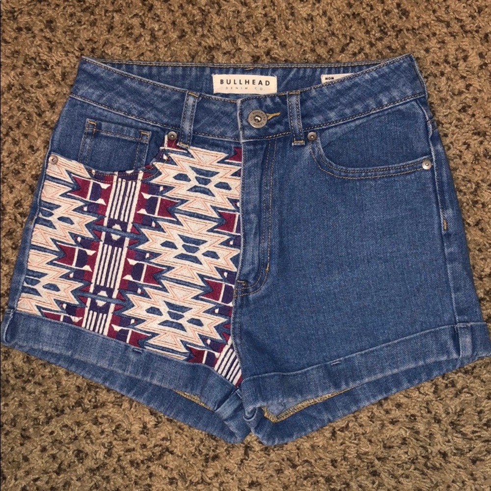 Jean mom shorts size 3. Never worn. Bullhead brand